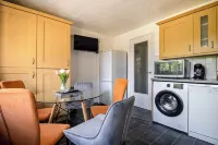 Milton Keynes Central 3BR close to theatre and Santander | Free Parking, WiFi