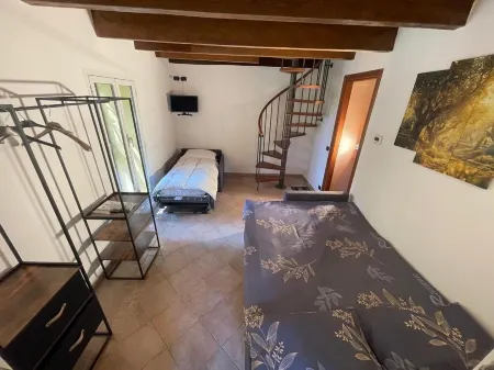 La Casetta tra ulivi e colline, con giardino privato Отели в г. Чивецца