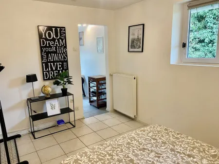 Charmant Studio à Coutevroult Отели в г. Кутвру