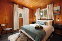 Serene 2 Bed 2 Bath Cabin with Hot Tub Nestled in San Bernardino Mountains