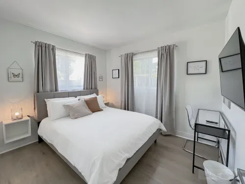 Sunny & Heated Pool Vacation Home, Beach Proximity, Cozy Beds & Wi-Fi