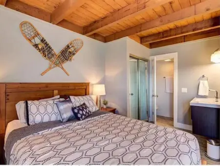 2BR Condo Mountain View Gym, Heated Pool & Spa Отели в г. Уайлдернест