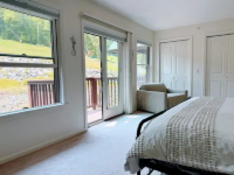 Cozy Bridgton Townhome – Ski-in/Out on Pleasant Mountain