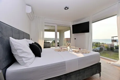 Modern & minimalistic 4-bedroom villa with lots of attractions