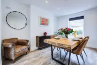 Luxury Beachside Apt | Sea View | Old Town Bars & Dining | Near Dreamland