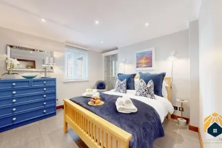 Modern Marina View Retreat | 3BR | Free Parking | Waterfront Bliss Отели в г. Касл