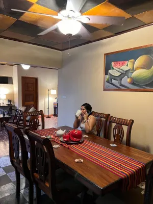 Spacious 5-bedroom house in amazing León with AC, WiFi Hotels in 