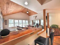 Equinox Haus: Private retreat with pool table, hot tub and hiking trails