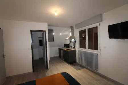 STUDIO EAST private kitchen and bathroom wc Отели в г. Лудеак