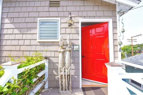 Charming Seashell Cottage Overlooking Garden