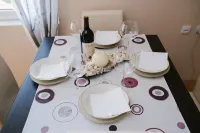 Beautiful cozy apartmant with 2 bedrooms, living room, free parking and wifi 住宿飯店