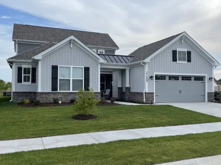 5BR 3 BA Sleeps 12 Comfortably 4 Mi to Bethany with shared pool/amenities