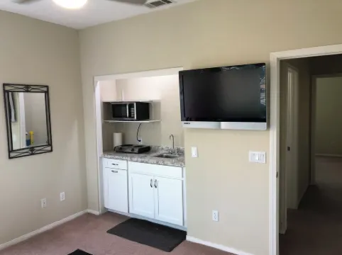 Cozy 1-bedroom with AC and WiFi in charming Lancaster.