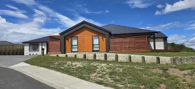 Modern Hilltop Retreat with Mountain Views 뇽고타하 호텔