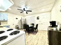 Charming 2-bedroom apartment in amazing Thomasville with AC, WiFi Hotels in Thomasville