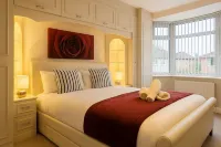 7 Bed Holiday Home+WiFi+free Private Parking.Closest to football Ground+Downtown