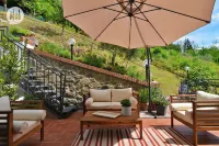 Vacation home with hillside view and pool Hotels in Pescia