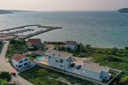 Modern & minimalistic 4-bedroom villa with lots of attractions