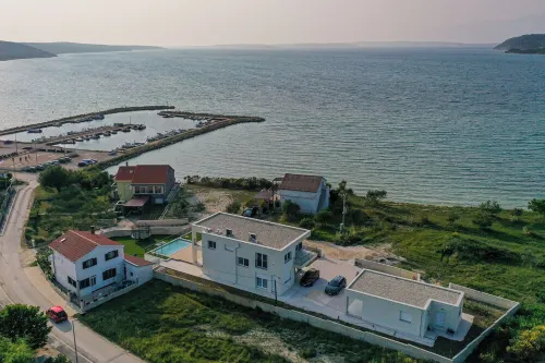 Modern & minimalistic 4-bedroom villa with lots of attractions Hotels in Ljubac