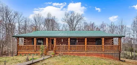Breathe deep, stay cozy — spacious log cabin living on 30 acres in Aroda, VA
