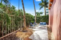 Cozy orange beachside townhouse with yard, Wi-Fi, & full kitchen in Lantana! Hotel a Lantana