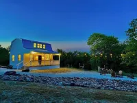 Little White Barn - Private 20 Acre Escape w/ Pond
