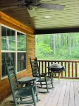 Rustic Log Home, 2 Bedroom with loft, Quiet and Secluded.