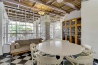 10 min from GOI airport! Family sized apartment w/deck. Pool. Sauna. Wi-Fi. Hotels in Chicalim