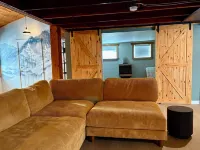 Red Powder House with Foosball Table. Downtown Rossland 5 min to Red Mountain