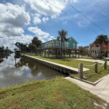 Tranquil 3-bedroom house on Canal in Horseshoe Beach. Отели в г. Дикси