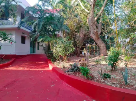 Charming 4-bedroom villa with AC and WiFi in enchanting Bommayapalayam Peaceful,