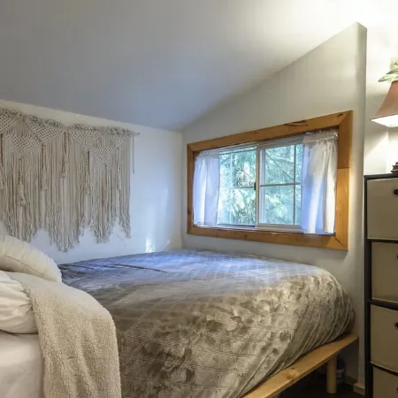 Cozy Cabin near Mt Hood with Hot Tub