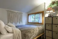 Cozy Cabin near Mt Hood with Hot Tub