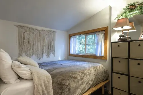 Cozy Cabin near Mt Hood with Hot Tub
