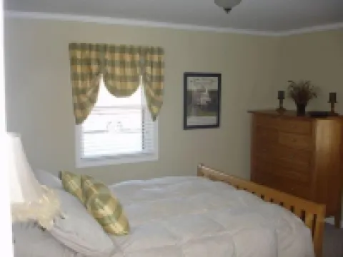 'Pond House' on Huge Horse Farm; Great for Young Families: Escape the City.