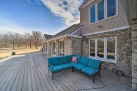 Grand Tulsa Getaway with Private Pond, Dock and Deck - بيت ضيافة