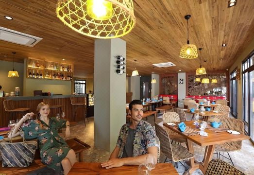 호텔 수영장 및 휴게 시설