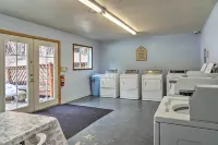 Airy Resort Condo < 3 Miles to Whitefish Mountain! - Huoneistot