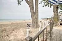 1 Mi to Presque Isle Waterfront Lake Erie Cottage - Parkering