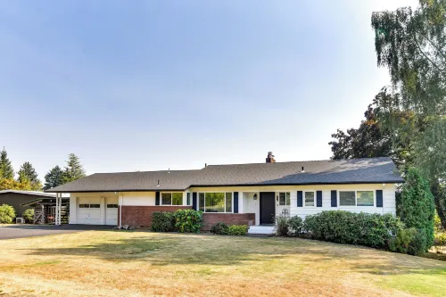 Serene Forest Grove Home w/ Deck & Stunning Views! - Wifi