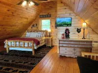 Mountain Views / Golf / Hot Tub / Cozy Cabin!