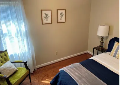 Cheerful & Spacious 3 Bedroom Home Hotels in Northwest Columbia