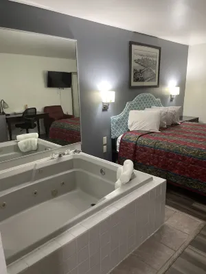 Greenwoods Inn & Suites Hotels in Monroe