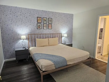 Terrazzo Terrace-1Br and 1 Block from Ocean Casino! Отели рядом с достопримечательностью «Hard Rock Giant Guitar»