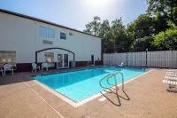 Red Roof Inn San Marcos - Pools