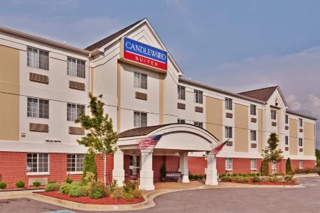 Candlewood Suites Olive Branch (Memphis Area) Отели рядом с достопримечательностью «Pink Coconut Boutique»