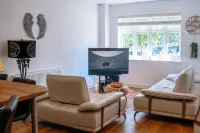 Cleave House - Stylish & Chic 3 Bed House Mins From Central London Hotels in Orpington