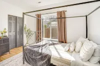 Charming Bend Home w/ Porch & Yard: Great Location - Homestays