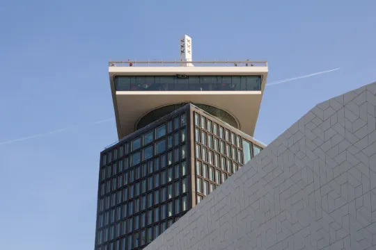 サー・アダム ホテルの外観の様子