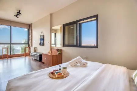 Gin 3-Bedroom Apartment in Mzaar Отели в г. Mazraat Kfar Dibiane